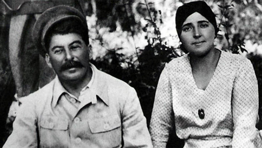 Надежда Аллилуева со Сталиным.