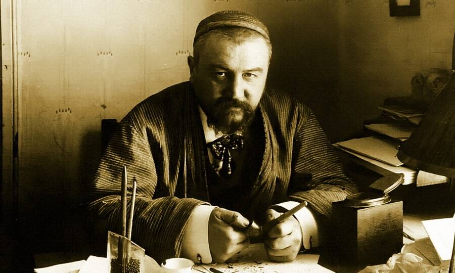 Писатель за рабочим столом в своём кабинете. Гатчина, 1912 год. 