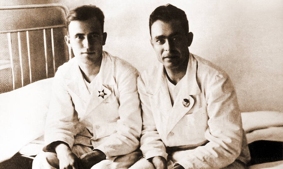 Первый орден. Бригадный комиссар Л.И. Брежнев с товарищем в госпитале, 1942 год. 