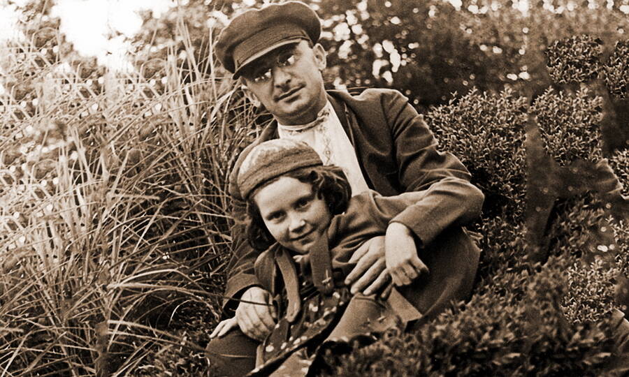  Вскоре после перевода в Москву Берия вошёл в ближний круг вождя. На фото он с дочерью Сталина Светланой. 