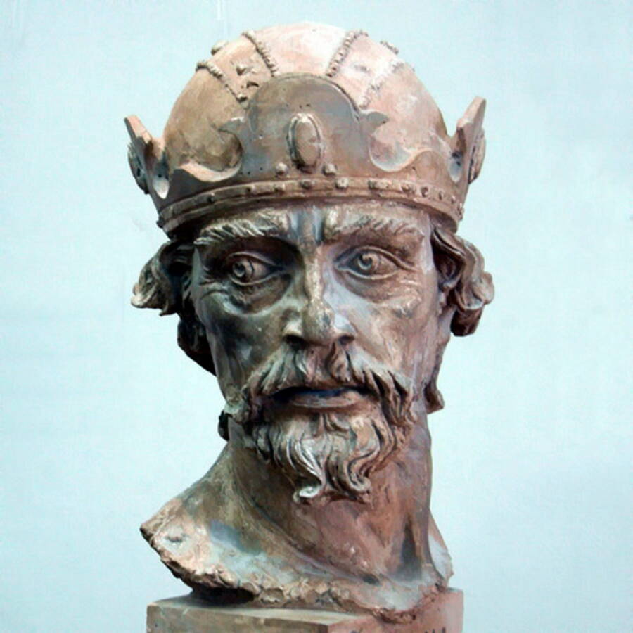 Так, по мнению современного скульптора, выглядел князь Юрий II Всеволодович. 