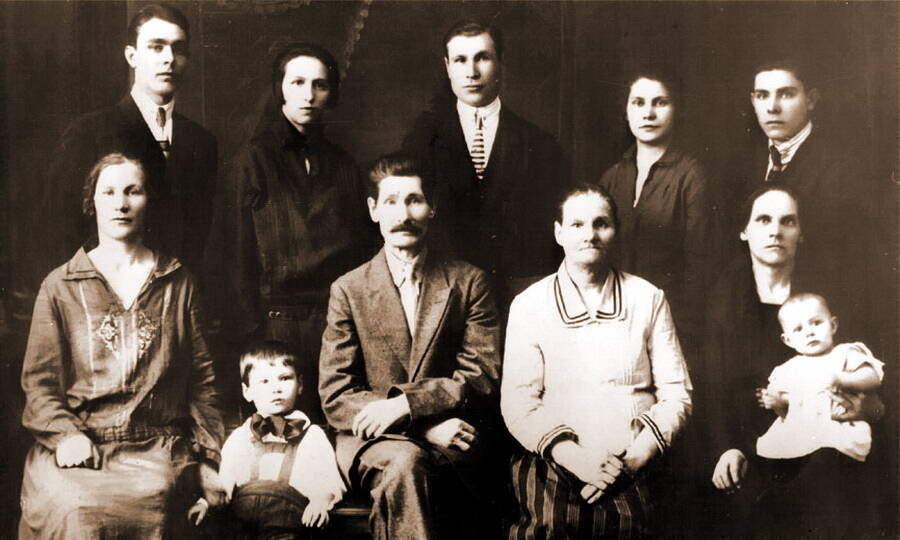 Леонид и его жена Виктория (в верхнем левом углу снимка) в кругу семьи Брежневых, конец 1920-х гг. 