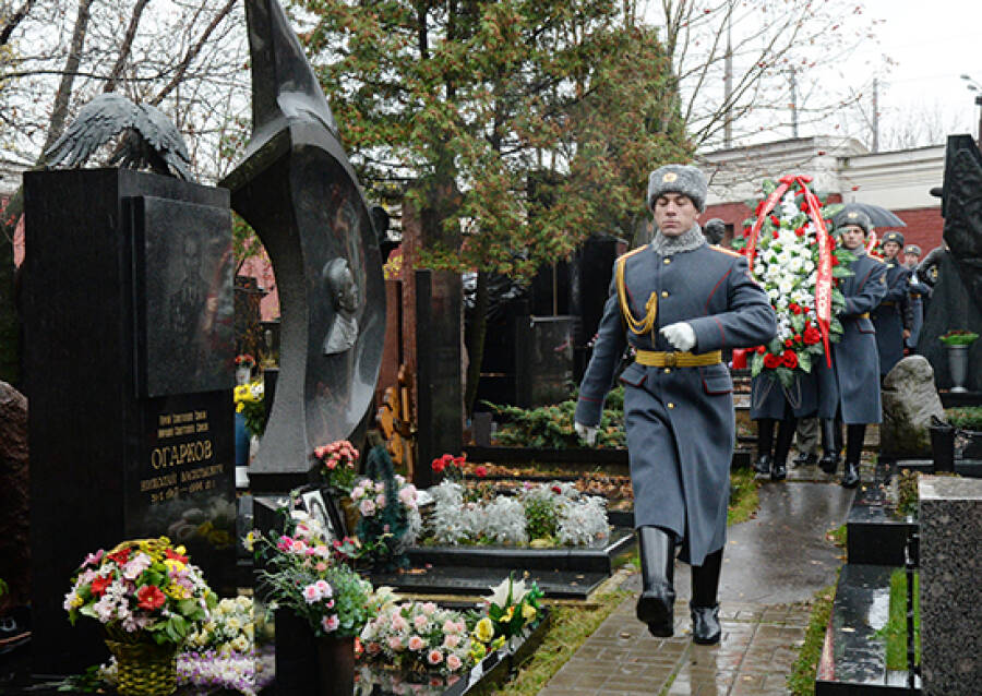 Церемония возложения венков на могиле Огаркова в день его 100-летия. 2017 год.