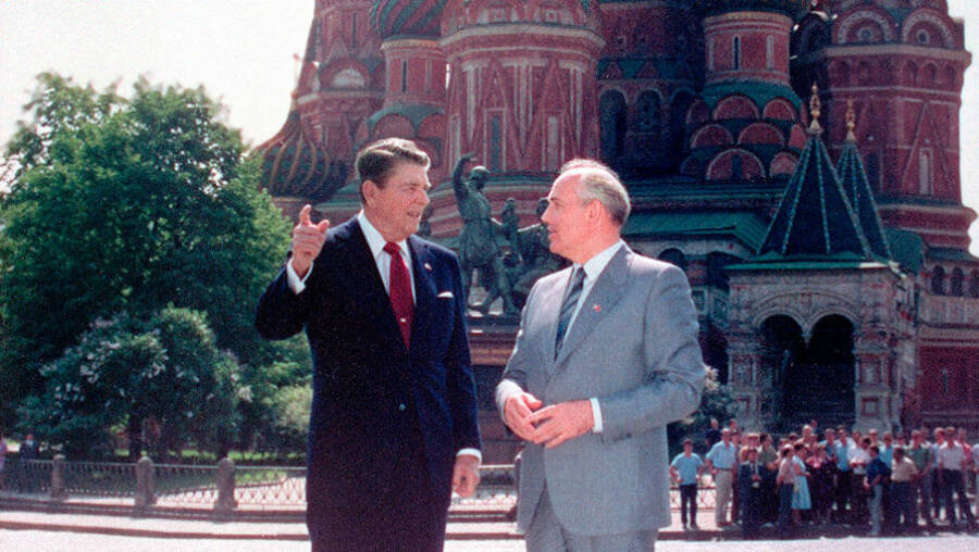 Лидеры СССР и США Михаил Горбачёв и Рональд Рейган на Красной площади во время визита американской делегации в Москву. 31 мая 1988 года.