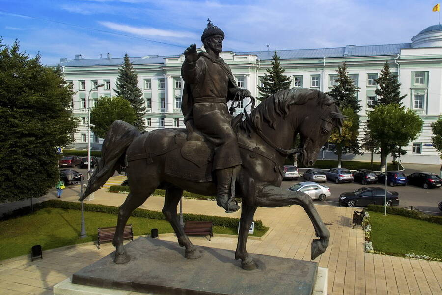 Памятник князю Михаилу Ярославичу в Твери. Скульптор А.Н. Ковальчук, 2008 год. 