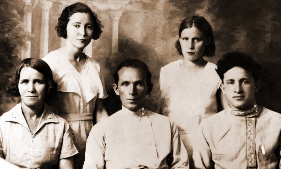 Юрий Андропов (внизу справа) в компании друзей, конец 1920-х гг. 