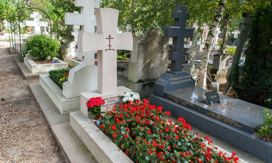 Могила И.А. Бунина на кладбище Сент-Женевьев-де-Буа. Здесь же похоронена и супруга писателя Вера Николаевна. 