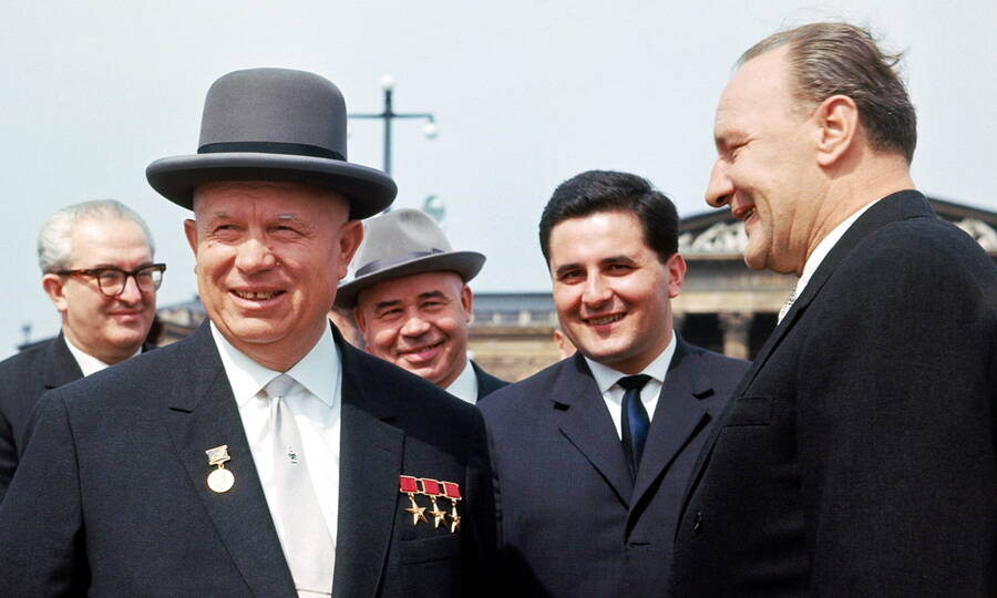Пока что на заднем плане. Юрий Андропов присутствует на встрече Никиты Хрущёва с венгерским лидером Яношем Кадаром.