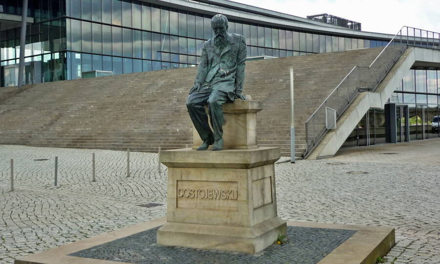 Памятник Ф.М. Достоевскому в Дрездене. Скульптор А.И. Рукавишников, 2006 год.