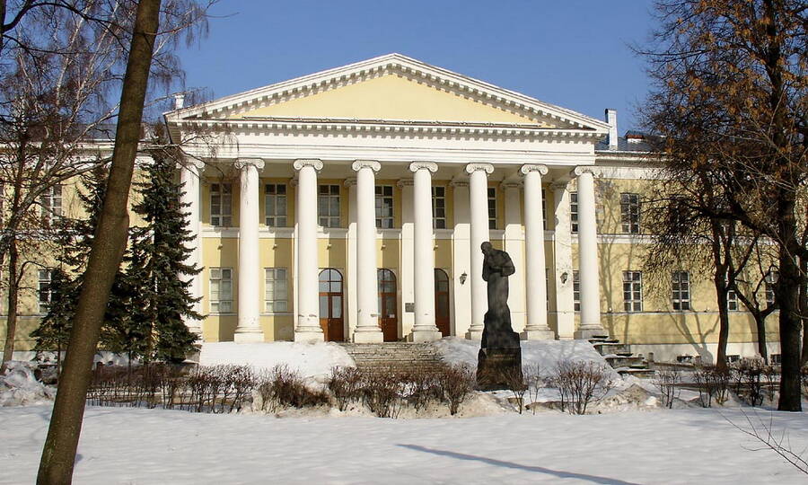  Здание Мариинской больницы в Москве, где родился и провёл раннее детство Ф.М. Достоевский. Сейчас в правом флигеле расположен музей писателя. 