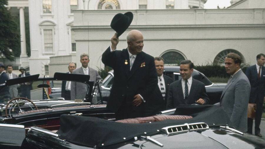 В открытом лимузине посреди Вашингтона. Искренность оказалась главным оружием первого советского лидера, посетившего США .