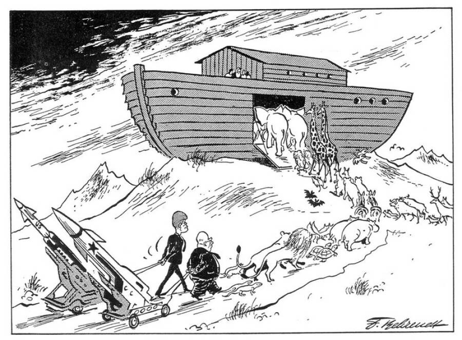 Карикатура на Карибский кризис 1962 года. США и СССР в лице Хрущёва и Кеннеди готовятся к худшему и берут на Ноев ковчег ракеты.