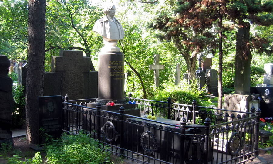  Могила Н.В. Гоголя на Новодевичьем кладбище. Такой вид она имела с 1952 по 2010 гг., после чего вместо колонны с бюстом был восстановлен крест.
