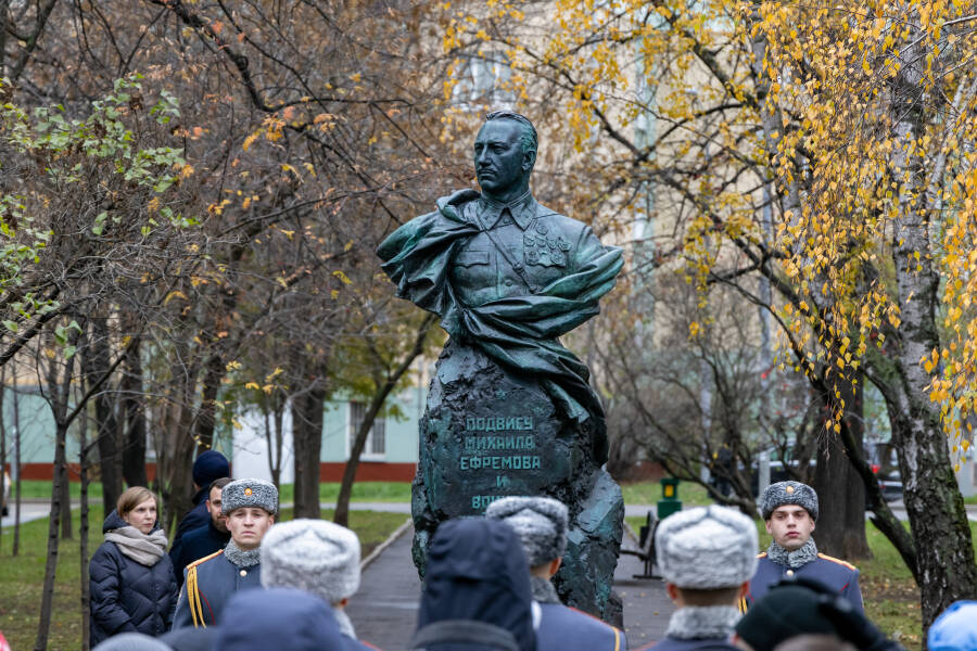 открытие памятника генерал-лейтенанту М.Г. Ефремову.