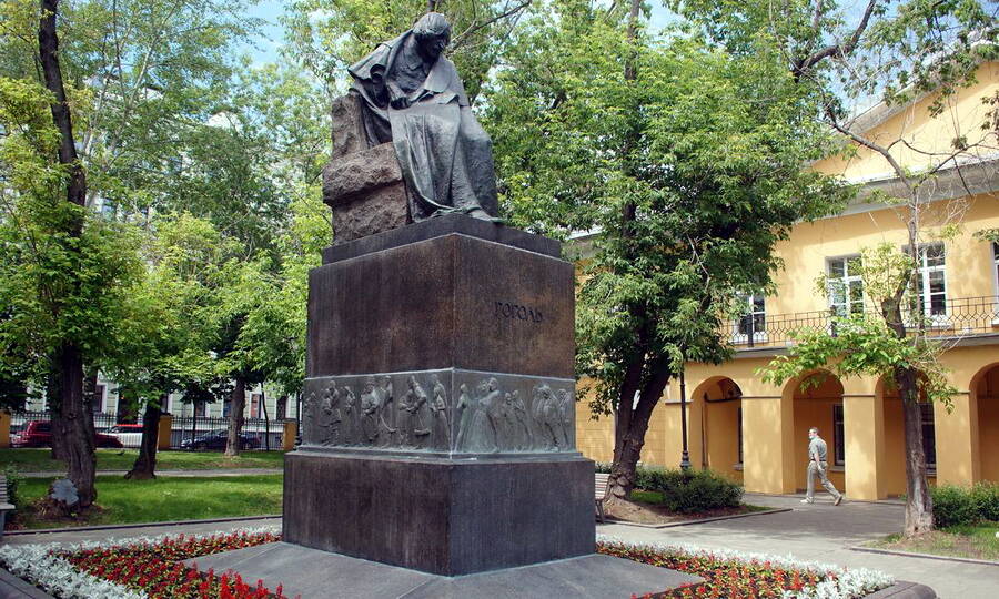 Памятник Гоголю у дома А.П. Толстого на Никитском бульваре, где с осени 1851 года жил, а затем скончался писатель. 