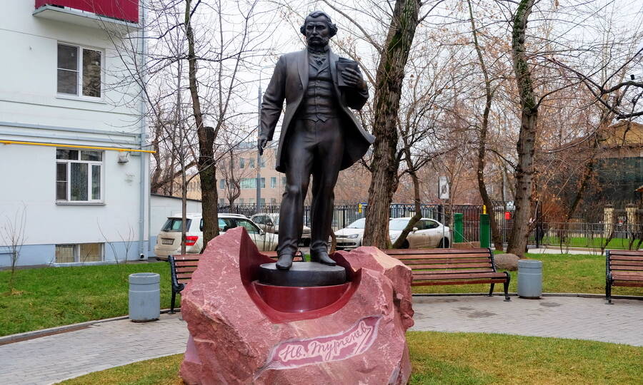 Памятник И.С. Тургеневу возле дома-музея на Остоженке в Москве. Скульптор С.С. Казанцев, 2018 год.