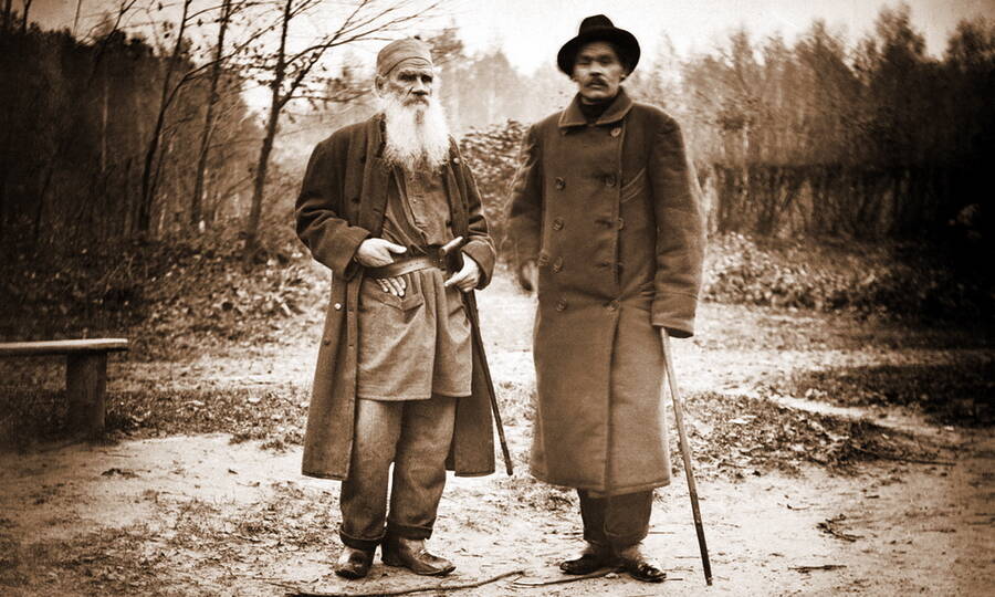 Л.Н. Толстой и А.М. Горький в Ясной Поляне, осень 1900 года. 