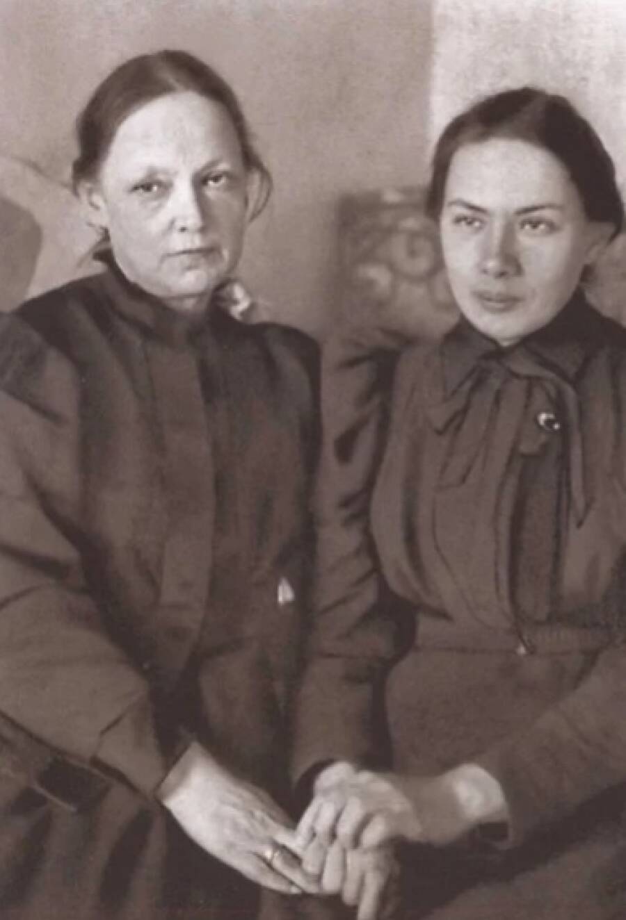 Надежда Крупская со своей матерью Елизаветой.