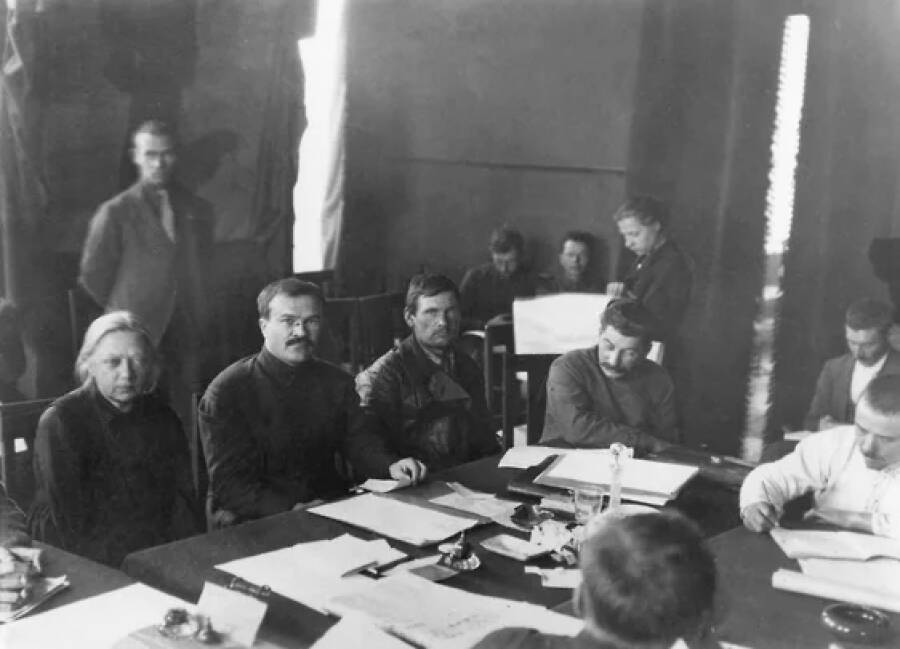 Надежда Крупская за одним столом со Сталиным и другими партийцами. 