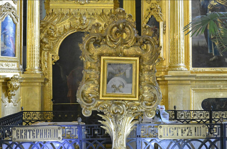 Могилы Петра III и Екатерины II в Императорской усыпальнице. 