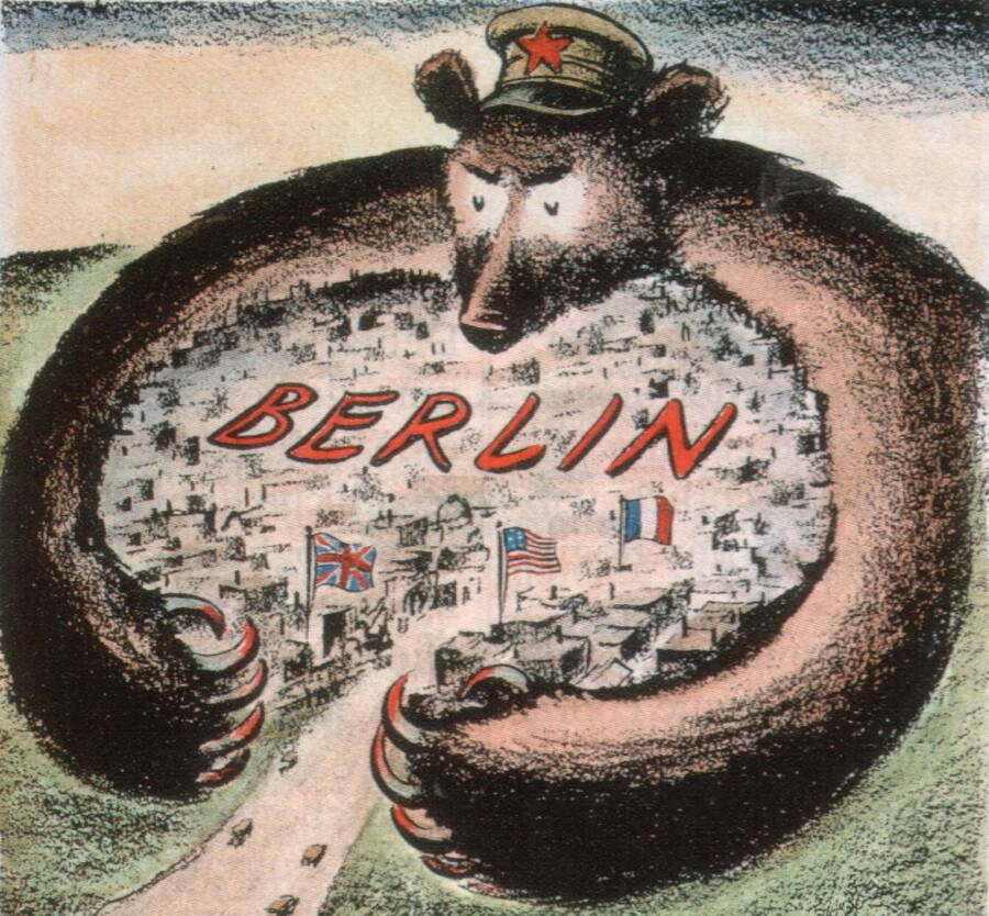 Западный пропагандистский плакат времён Берлинского кризиса изображает коммунистического медведя, готового задушить немецкую столицу в своих смертельных объятиях.