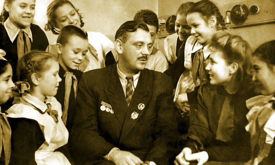 Сергей Михалков на встрече со школьниками, 1950-е гг.