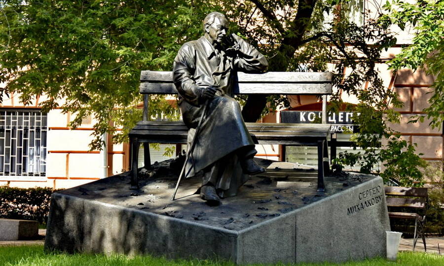 Памятник С.В. Михалкову возле дома №35 по Поварской улице в Москве, где поэт жил почти 60 лет. Скульптор А.И. Рукавишников, 2015 год.