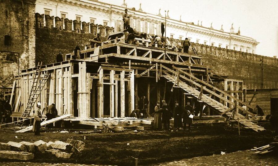 Строительство мавзолея В.И. Ленина, весна 1924 года.