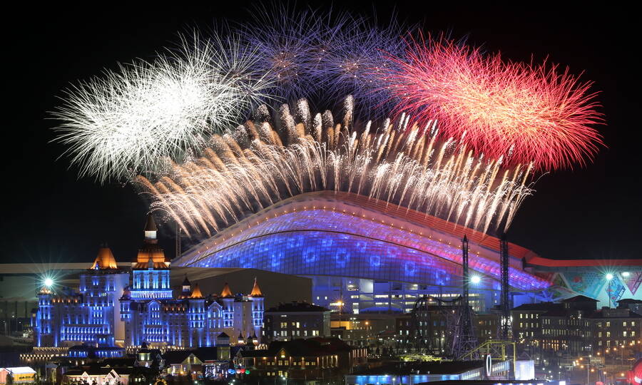 Фейерверк на церемонии открытия XXII зимних олимпийских игр в Сочи, 7 февраля 2014 года. И