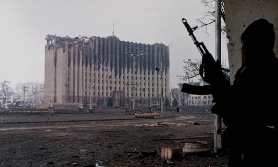 Чеченский боевик возле здания Дворца правительства в Грозном, 1995 год. 