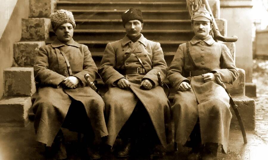 С.М. Будённый (в центре) с членами Реввоенсовета 1-й конной армии К.Е. Ворошиловым и Е.А. Щаденко, 1920 год. 