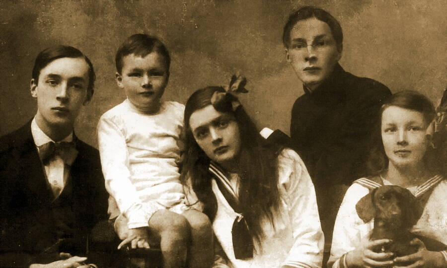 Владимир Набоков (крайний слева) с братьями и сёстрами. Крым, 1918 год. 