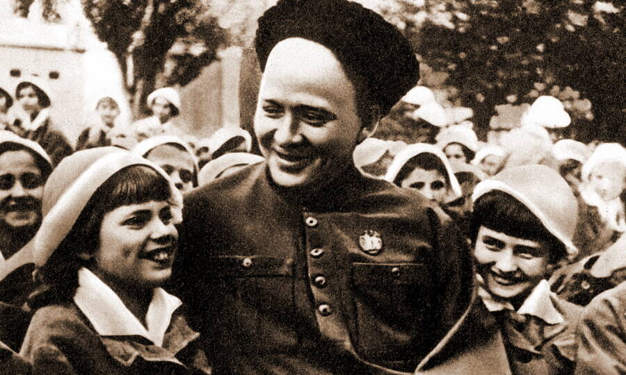 Аркадий Гайдар с юными читателями в пионерском лагере «Артек», 1939 год. 