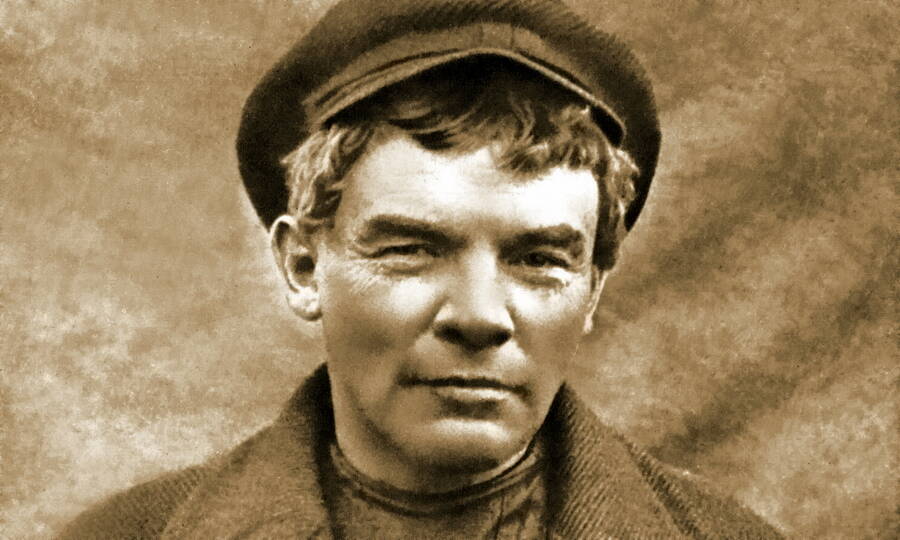 В.И. Ленин в гриме и парике. В таком виде под именем рабочего К.П. Иванова он скрывался от полиции летом 1917 года. 