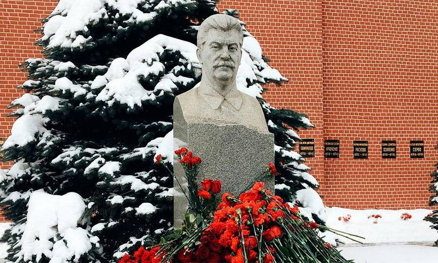  Памятник на могиле И.В. Сталина у Кремлёвской стены. 