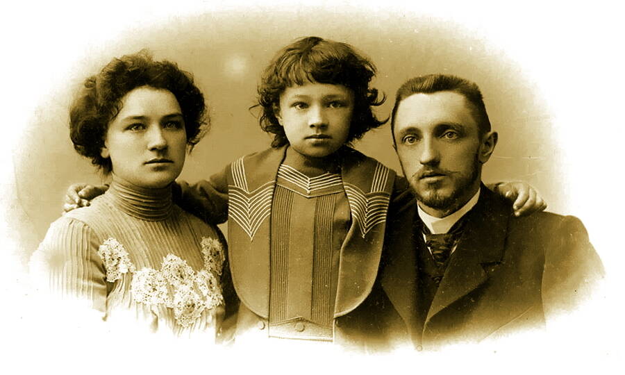  И.С. Шмелёв с женой и сыном, ок. 1905 года.