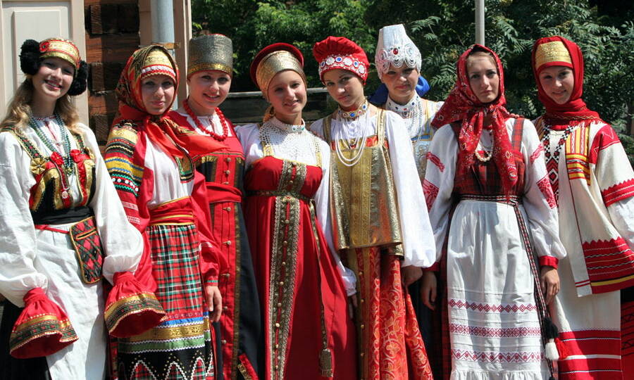 Девушки в русских народных костюмах разных регионов. 