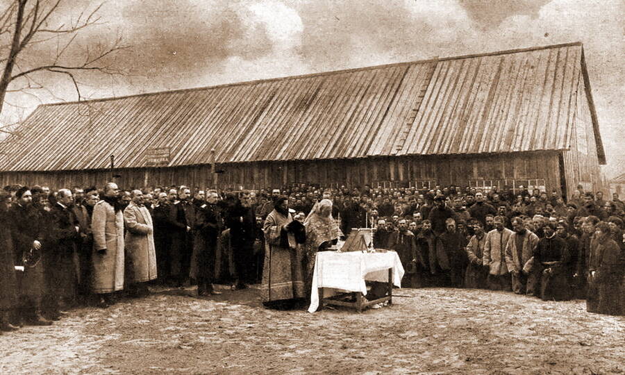 Молебен перед переселением 1400 полтавских крестьян-ходоков в Тобольскую и Оренбургскую губернии, 1908 год. 
