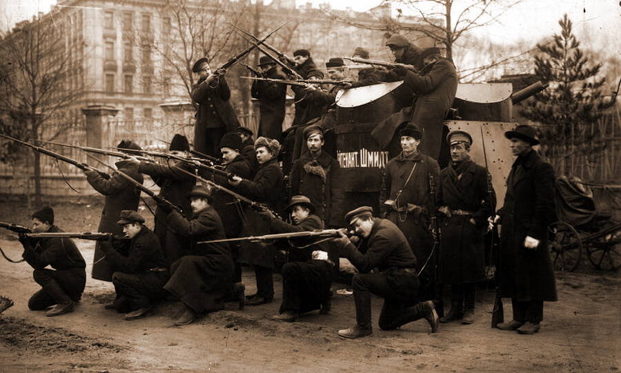 Отряд красногвардейцев, сформированный из рабочих Путиловского завода. Петроград, октябрь 1917 года.