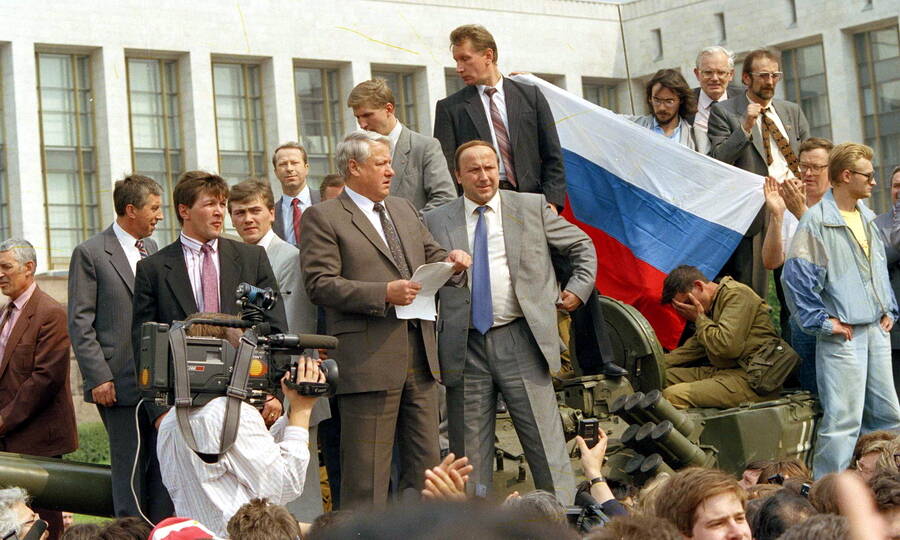  Борис Ельцин с захваченного танка объявляет действия ГКЧП незаконными. Москва, 19 августа 1991 года. 