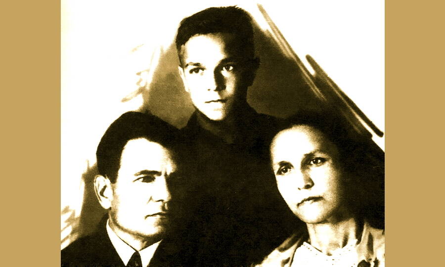 Валентин Пикуль с родителями.