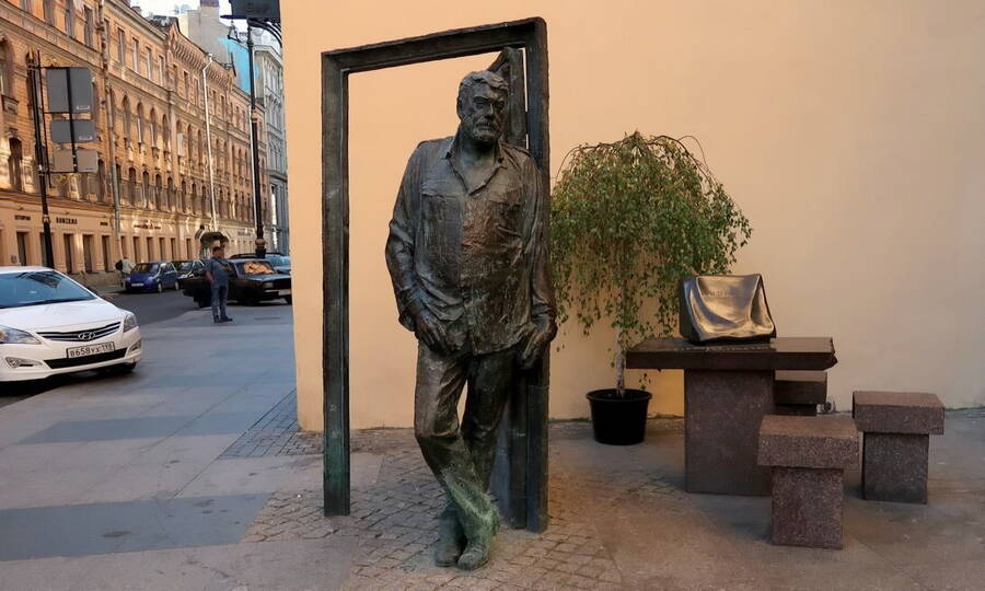 Памятник Сергею Довлатову у дома №23 по улице Рубинштейна в Санкт-Петербурге, в котором писатель жил с 1944 по 1975 гг. Скульптор В.Б. Бухаев, 2016 год.