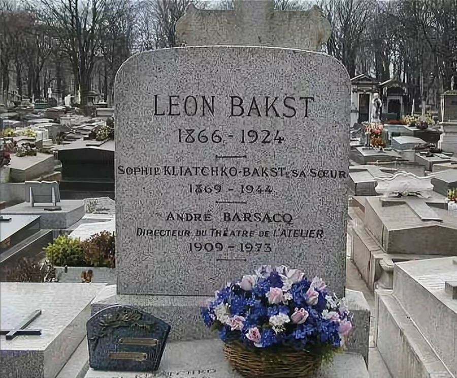 Могила Бакста на кладбище Батиньоль в Париже.