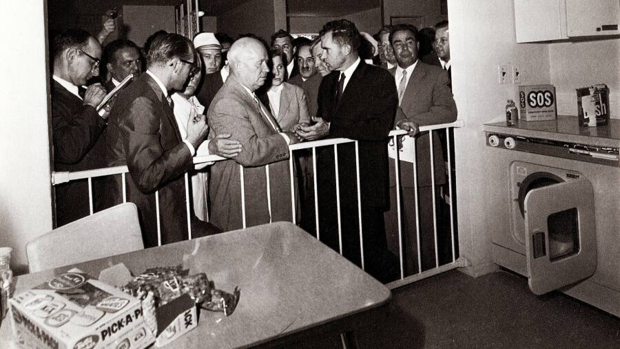 Хрущёв спорит с Никсоном на американской выставке. 