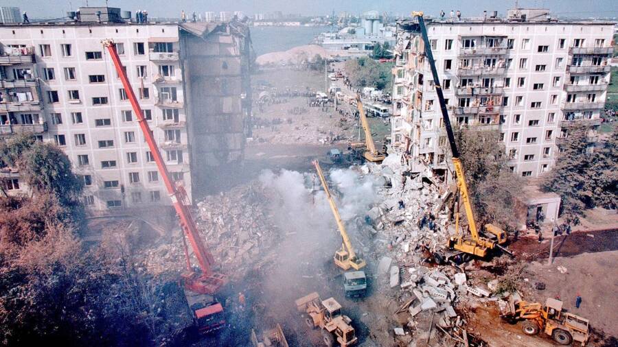 Consequences of a terrorist attack on Guryanov Street, 1999.  