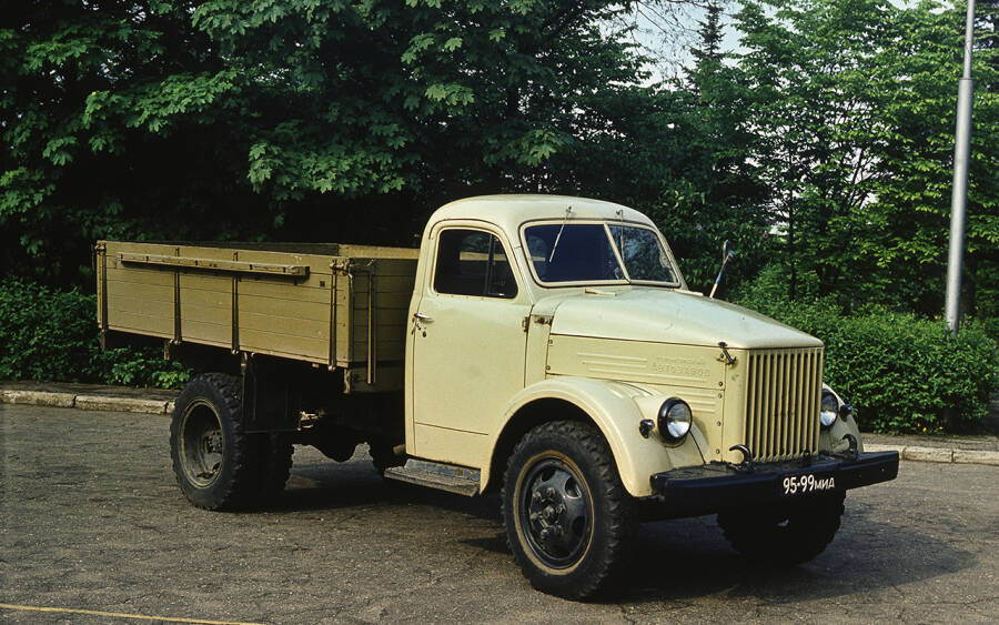 ГАЗ-51 производили до 1975 года. Автомобиль стал самым массовым грузовиком СССР – изготовили около 3,5 млн  машин. 