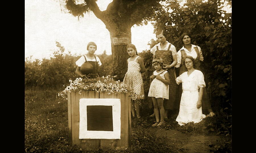 Вдова Казимира Малевича и его дочь Наталья с родственниками у могилы художника.