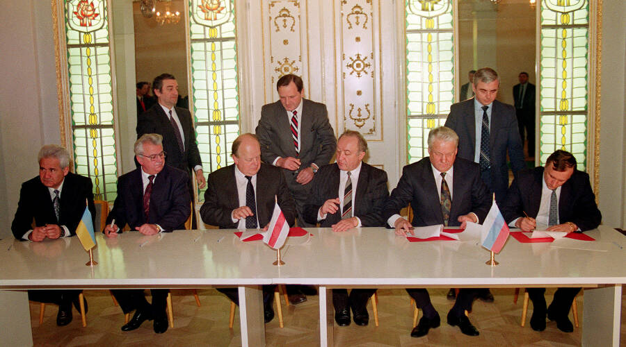 The leaders of Russia, Belarus and Ukraine at the signing of the Belovezha Accords.  