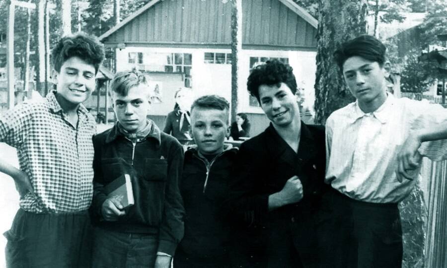  Сергей Довлатов со школьными друзьями в пионерском лагере, середина 1950-х гг. 