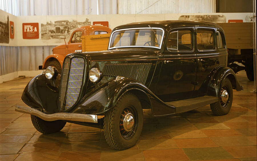 С началом Великой Отечественной войны ГАЗ резко сократил выпуск легковых автомобилей. Последние «эмки» собрали в 1942 году. Всего изготовили около 63 тысяч машин. 